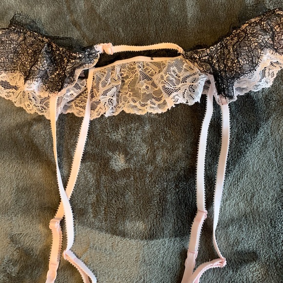 Victoria’s Secret lace garter belt NWOT - Picture 5 of 5
